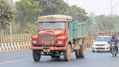 On environmental violations, official were told to launch joint crackdowns on overloaded trucks and vehicles carrying uncovered construction material—major contributors to dust pollution in the region. (HT archives)