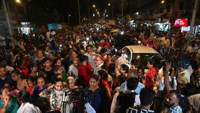 Residents of 19 buildings flanking the flyover turned up in full force protesting its closure. (Raju Shinde/ Hindustan Times) Residents of 19 buildings flanking the flyover turned up in full force protesting its closure. (Raju Shinde/ Hindustan Times)