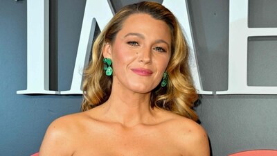Blake Lively, who was accompanied by actor-husband Ryan Reynolds at the red carpet event, paired the strapless gown with stunning Lorraine Schwartz emerald earrings, cuffs and jade rings. Her wavy blond hair and peach-coloured makeup completed the Hollywood look. (AFP) Blake Lively, who was accompanied by actor-husband Ryan Reynolds at the red carpet event, paired the strapless gown with stunning Lorraine Schwartz emerald earrings, cuffs and jade rings. Her wavy blond hair and peach-coloured makeup completed the Hollywood look. (AFP)