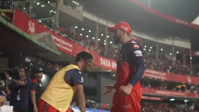 Virat Kohli celebrates with the teammates during Hazlewood's over (IPL)