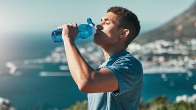 Staying hydrated is crucial for health, yet many of us forget to drink enough water amid busy schedules. (Shutterstock) Staying hydrated is crucial for health, yet many of us forget to drink enough water amid busy schedules. (Shutterstock)