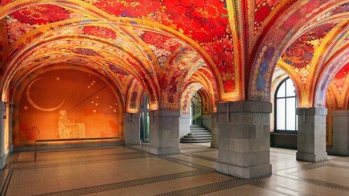 In warm red and ochre tones, the paintings on the ceiling and vault are decorative, while the paintings on the walls depict science and handicrafts. In warm red and ochre tones, the paintings on the ceiling and vault are decorative, while the paintings on the walls depict science and handicrafts.