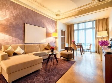 Alden Hotel Splügenschloss offers a blend of historic charm and modern luxury, featuring elegant suites, a cozy library, and a refined pub.