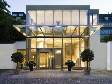 Nestled in a calm green oasis, this boutique hotel offers a peaceful environment with spacious cheery rooms, tasteful furnishings, and all modern amenities.