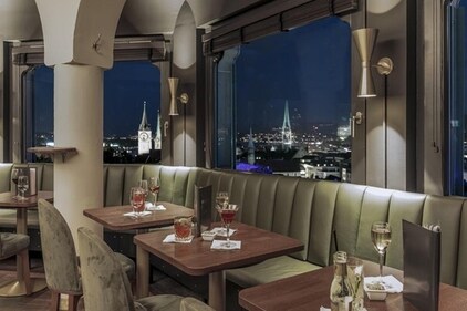 Unparalleled panoramic views, elegant cocktails, and a touch of French charm—Jules Verne is a must-visit.