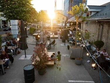 From an old railway workshop to a foodie hotspot—Nüni Restaurant brings oven-baked flavors to Zurich’s nightlife.