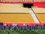 Barcelona's players attend a training session at La Cartuja stadium. Barcelona's players attend a training session at La Cartuja stadium.