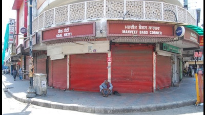A view of the closed shops in Amritsar on Saturday. (Sameer Sehgal/HT)