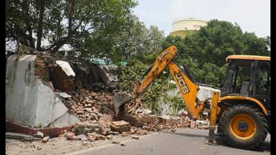An anti-encroachment drive was carried out at KGMU in Lucknow on April 26. (HT photo) An anti-encroachment drive was carried out at KGMU in Lucknow on April 26. (HT photo)