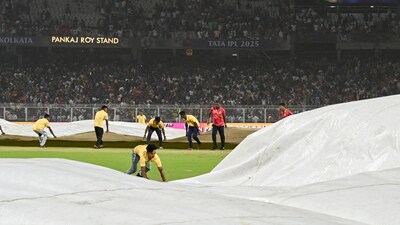 The groundstaff found it hard to control the covers as strong winds derailed their plans at the Eden Gardens. The huge crowd went back disappointed as the match got abandoned due to rain. (Hindustan Times) The groundstaff found it hard to control the covers as strong winds derailed their plans at the Eden Gardens. The huge crowd went back disappointed as the match got abandoned due to rain. (Hindustan Times)