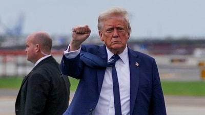 US President Donald Trump gestures upon arrival at Newark Liberty International Airport, after attending Pope Francis' funeral, in Newark, New Jersey, U.S., April 26, 2025. REUTERS/Nathan Howard (Reuters)