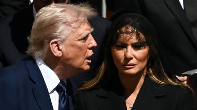 U.S President Donald Trump and first lady Melania Trump attend the funeral Mass of Pope Francis in St. Peter's Square at the Vatican, April 26, 2025. REUTERS/Dylan Martinez     TPX IMAGES OF THE DAY (REUTERS)