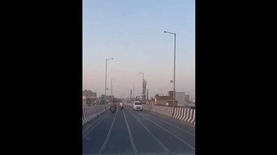 Pakhowal road railway overbridge (ROB) was made two-way by the traffic police in Ludhiana on Saturday. (HT Photo)