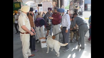 Policemen check the luggage of passengers at Bus stand in Amritsar. (HT File) Policemen check the luggage of passengers at Bus stand in Amritsar. (HT File)