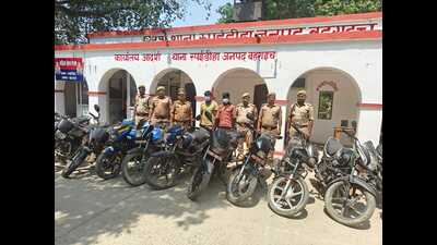 Rupaidiha Police with the accused and recovered stolen items (HT ) Rupaidiha Police with the accused and recovered stolen items (HT )