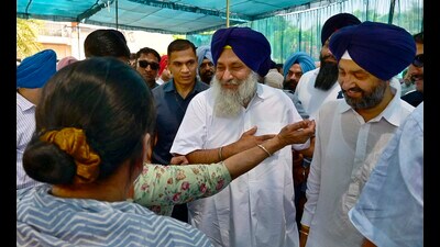 Shiromani Akali Dal president Sukhbir Singh Badal with SAD candidate Parupkar Singh Ghumman in Ludhiana on Saturday. (Gurpreet Singh/HT)