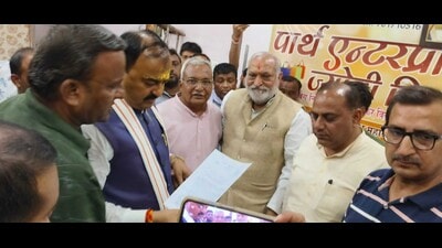 Traders handing over a letter of demands to deputy chief minister Keshav Prasad Maurya in Mathura on Friday. (HT Photo)
