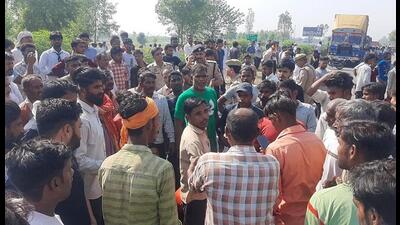 Villagers protesting after three workers were killed in the blast at an illegal firecracker factory in Deoband. (HT photo)