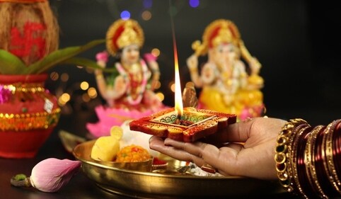 Akshaya Tritiya puja is performed to seek blessings for unending prosperity, wealth, and good fortune. Akshaya Tritiya puja is performed to seek blessings for unending prosperity, wealth, and good fortune.