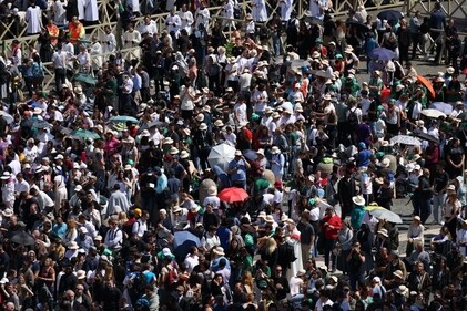 Mourners shade from the heat at the funeral of Pope Francis I in St. Peter�s Square in Vatican City, on Saturday, April 26, 2025. (Bloomberg) Mourners shade from the heat at the funeral of Pope Francis I in St. Peter�s Square in Vatican City, on Saturday, April 26, 2025. (Bloomberg)