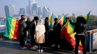The scene on Tower Bridge as spectators begin to gather before the TCS London Marathon, Sunday April 27, 2025. (Jonathan Brady/PA via AP) (AP) The scene on Tower Bridge as spectators begin to gather before the TCS London Marathon, Sunday April 27, 2025. (Jonathan Brady/PA via AP) (AP)