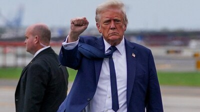 US President Donald Trump gestures upon arrival at Newark Liberty International Airport, after attending Pope Francis' funeral, in Newark, New Jersey, U.S., April 26, 2025. REUTERS/Nathan Howard (Reuters)