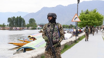 CRPF personnel patrol on the banks of Dal lake after the Pahalgam terror attack. (ANI Photo)