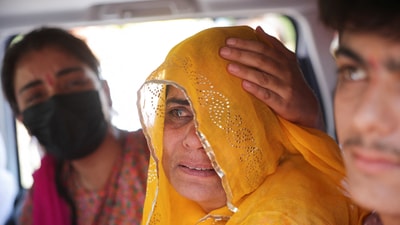 Pakistani citizen Sarita Kanwer consoles her mother, Priya Kanwer, who is an Indian citizen and who couldn't accompany Sarita and her father, as they prepare to leave India after India revoked visas issued to Pakistani citizens. (REUTERS)