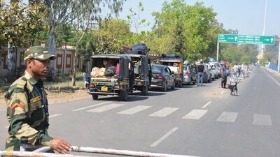 Amid tightened security, Pakistanis leave Indian soil following a deadly attack in Jammu &amp; Kashmir.&nbsp; (Sameer Sehgal/HT)