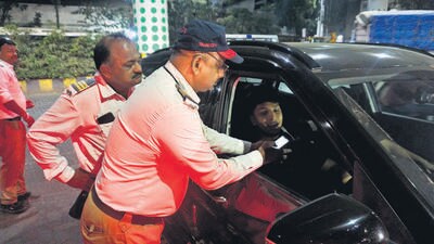 Thane, India - January 01, 2025: Thane traffic police checking motorists at Waghbil junction ghodbander road thane as part of drunk and drive on New Year 31 December night ,in Thane in Mumbai, India, on Wednesday, January -01, 2024. ( Praful Gangurde /HT Photo ) Thane, India - January 01, 2025: Thane traffic police checking motorists at Waghbil junction ghodbander road thane as part of drunk and drive on New Year 31 December night ,in Thane in Mumbai, India, on Wednesday, January -01, 2024. ( Praful Gangurde /HT Photo )