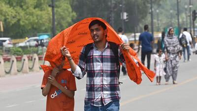 Visitors to Kartavya Path cover their heads while walking to shield themselves from the sun. (Sanjeev Verma/HT Photo) Visitors to Kartavya Path cover their heads while walking to shield themselves from the sun. (Sanjeev Verma/HT Photo)