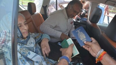BSF officers check the passports of Pakistani citizens exiting India at Attari Integrated Check Post. (Sameer Sehgal/HT)