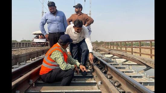The workers doing maintenance work on Ganga bridge. (Sourced)