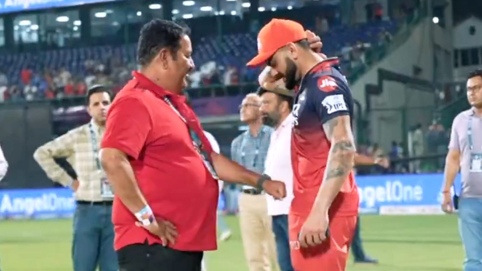 Virat Kohli, RCB ikonu Rajkumar Sharma'nın yüzü yüzü çektikten sonra bir dönüş hediyesi alır