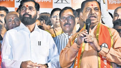Former mayor Datta Dalvi quits Thackeray faction, join Sena Former mayor Datta Dalvi quits Thackeray faction, join Sena
