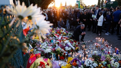 Canada's Prime Minister Mark Carney kneels as he pays tribute at a memorial near the scene of an incident where a vehicle was driven into a crowd at a Filipino community Lapu Lapu Day block party, in Vancouver, British Columbia, Canada April 27, 2025. REUTERS/Carlos Osorio (REUTERS)