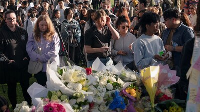 Attendees pay tribute during a community gathering at Kensington Park to mourn the day after a vehicle was driven into a crowd at a Filipino community Lapu Lapu day block party, in Vancouver, Canada April 27, 2025. REUTERS/David Ryder (REUTERS)