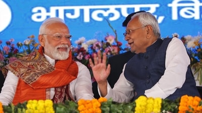 Prime Minister Narendra Modi with Bihar chief minister Nitish Kumar in Bhagalpur, Bihar. (HT photo)