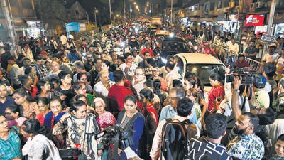 Mumbai, India. Apr 25, 2025: Residents of Prabhadevi demonstrated by blocking the Elphinstone Bridge in protest against the Mumbai Metropolitan Region Development Authority (MMRDA). The MMRDA plans to close the Elphinstone Railway Over Bridge to motorists starting on April 25, 2025, to construct the Worli-Sewree MTHL connector and redevelop the bridge in Mumbai, India. (Photo by Raju Shinde/HT Photo) (Hindustan Times) Mumbai, India. Apr 25, 2025: Residents of Prabhadevi demonstrated by blocking the Elphinstone Bridge in protest against the Mumbai Metropolitan Region Development Authority (MMRDA). The MMRDA plans to close the Elphinstone Railway Over Bridge to motorists starting on April 25, 2025, to construct the Worli-Sewree MTHL connector and redevelop the bridge in Mumbai, India. (Photo by Raju Shinde/HT Photo) (Hindustan Times)