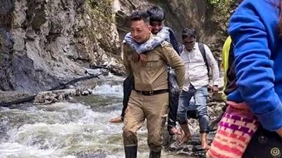 Gangtok: Stranded tourists being evacuated following landslides, near Gangtok, Sikkim, Friday, April 25, 2025. (PTI) Gangtok: Stranded tourists being evacuated following landslides, near Gangtok, Sikkim, Friday, April 25, 2025. (PTI)