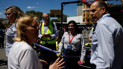 Metro workers explain to a woman that the metro is closed due to a power outage, in Madrid, Spain, April 28, 2025. REUTERS/Susana Vera (REUTERS)