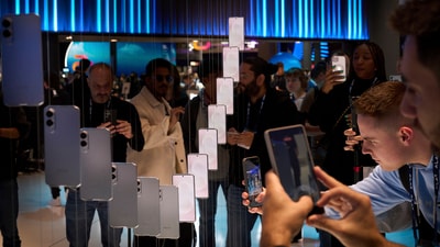 Know if it's worth buying the Samsung Galaxy S25 Edge over the Galaxy S25 model at a lower price. (AP)