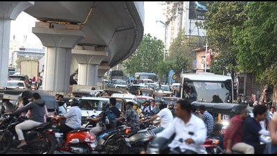 The sudden closure caused massive logjams, leaving commuters stranded for nearly four hours. (MAHENDRA KOLHE/ HT)