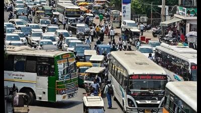 Traffic Chaos near Kamta Crossing on Monday (Deepak Gupta/HT) Traffic Chaos near Kamta Crossing on Monday (Deepak Gupta/HT)