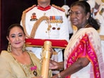 Singer Jaspinder Narula receiving her Padma Shri honour from the President of India