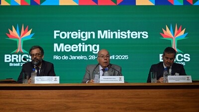 Brazil's Foreign Minister Mauro Vieira (C) speaks next to Brazil's Ambassador Mauricio Lyrio (L) and the Foreign Ministry's Chief of Staff Ricardo Monteiro during a press conference on the second day of the BRICS Foreign Ministers meeting in Rio de Janeiro, Brazil, on April 29, 2025. Foreign ministers of BRICS nations, including China and Russia, on Tuesday slammed the "resurgence of trade protectionism" at a meeting in Rio de Janeiro dominated by President Donald Trump's tariffs blitz. (Photo by MAURO PIMENTEL / AFP) (AFP) Brazil's Foreign Minister Mauro Vieira (C) speaks next to Brazil's Ambassador Mauricio Lyrio (L) and the Foreign Ministry's Chief of Staff Ricardo Monteiro during a press conference on the second day of the BRICS Foreign Ministers meeting in Rio de Janeiro, Brazil, on April 29, 2025. Foreign ministers of BRICS nations, including China and Russia, on Tuesday slammed the "resurgence of trade protectionism" at a meeting in Rio de Janeiro dominated by President Donald Trump's tariffs blitz. (Photo by MAURO PIMENTEL / AFP) (AFP)