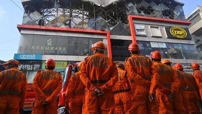 Officials said the fire, classified as Level IV (major), broke out around 4.10 am in a multistorey building on Linking Road in Bandra (west). (Satish Bate/ Hindustan Times) Officials said the fire, classified as Level IV (major), broke out around 4.10 am in a multistorey building on Linking Road in Bandra (west). (Satish Bate/ Hindustan Times)