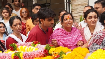 Family members of Santosh Jagdale, who was killed in the Pahalgam terror attack, after his mortal remains were brought to his residence in Pune. (HT Photo)