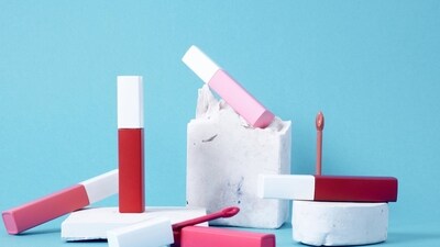 Non-sticky lip glosses that are lightweight and summer-friendly (Pexels) Non-sticky lip glosses that are lightweight and summer-friendly (Pexels)