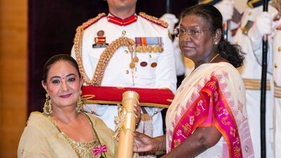 Singer Jaspinder Narula receiving her Padma Shri honour from the President of India Singer Jaspinder Narula receiving her Padma Shri honour from the President of India